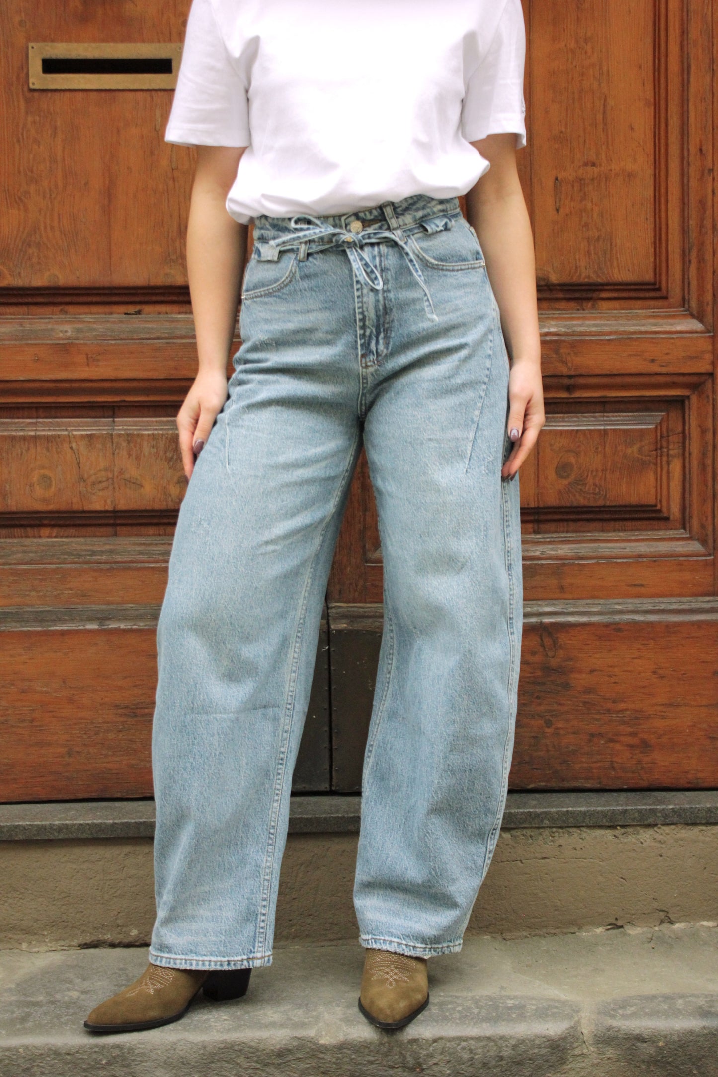 Jeans con laccio in vita