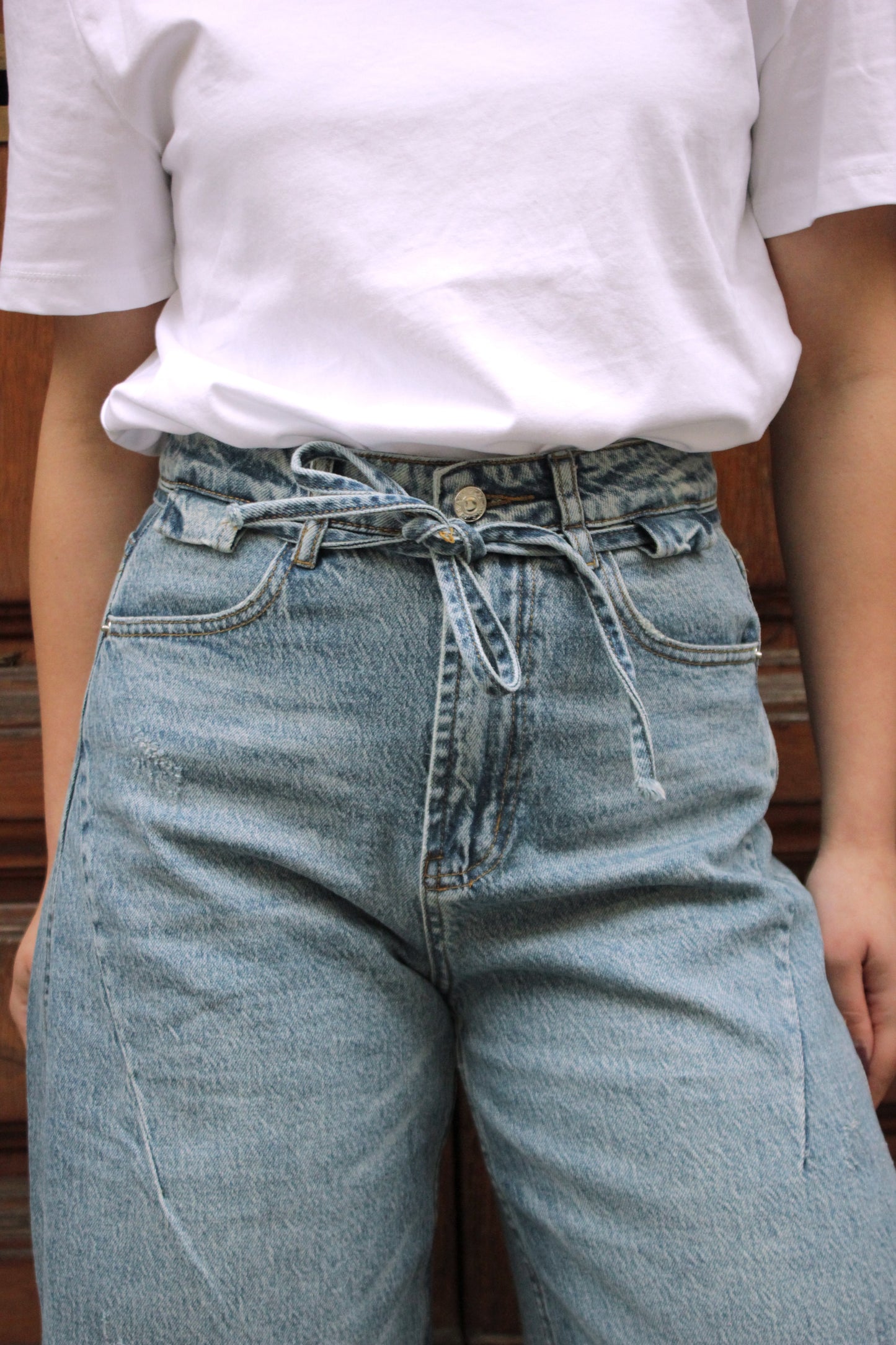 Jeans con laccio in vita
